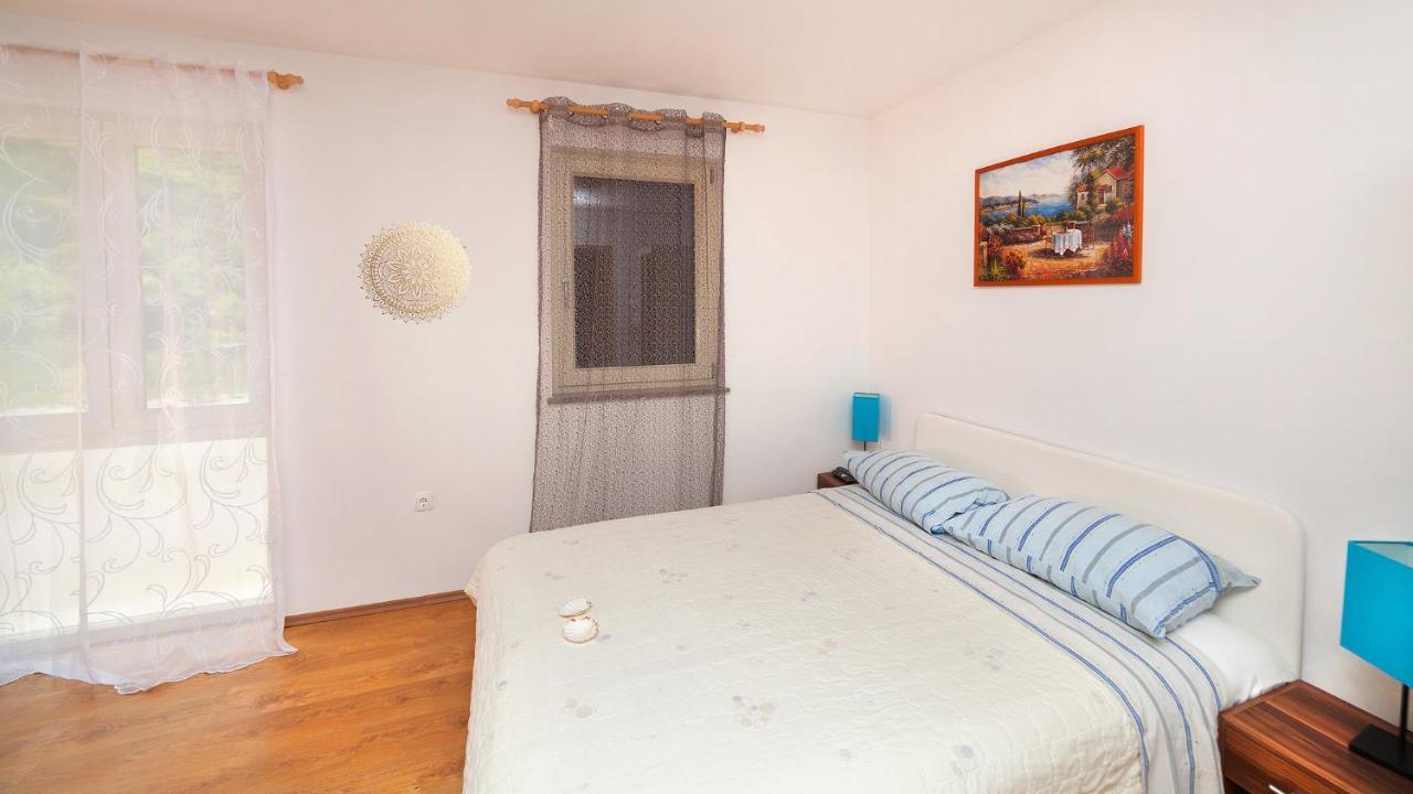 Apartments Barbara With Pool Brseč Dış mekan fotoğraf