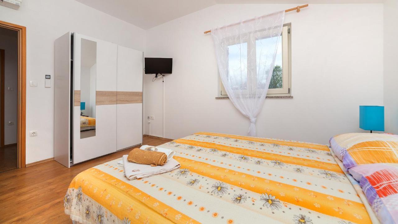 Apartments Barbara With Pool Brseč Dış mekan fotoğraf