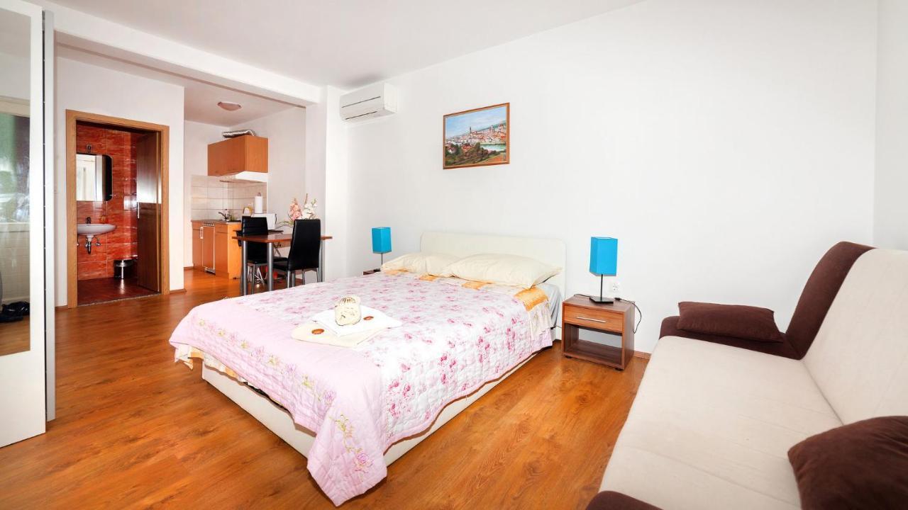 Apartments Barbara With Pool Brseč Dış mekan fotoğraf